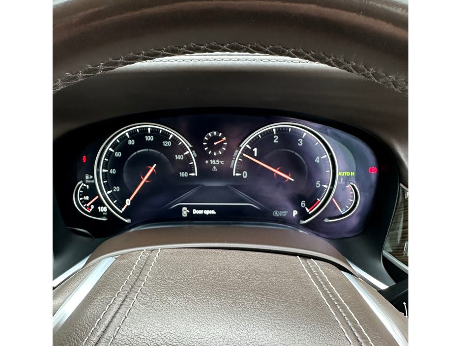 2016 BMW 7 Series - image 9