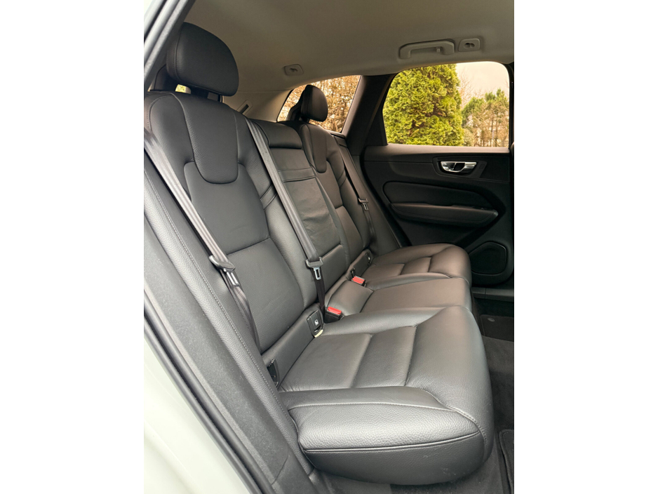 2018 Volvo XC60 - image 11
