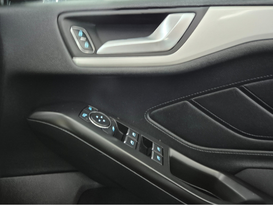 2019 Ford Focus - image 9