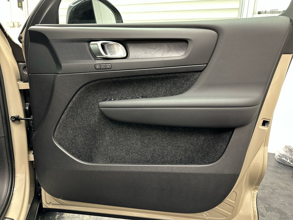 2026 Volvo EX40 - image 11