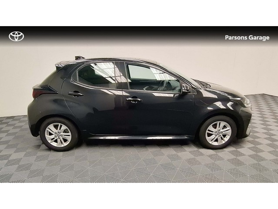 2023 Toyota Yaris - image 3