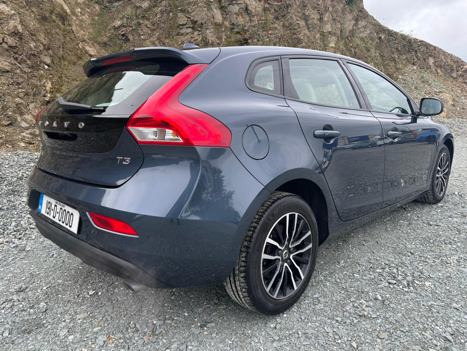 2019 Volvo V40 - image 4