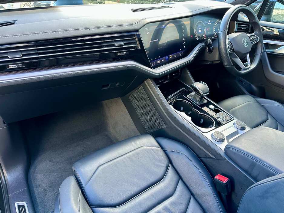 2023 Volkswagen Touareg - image 10