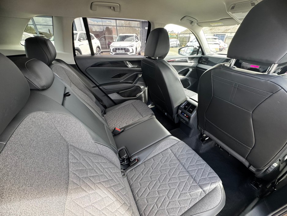 2025 Volkswagen Tiguan - image 13