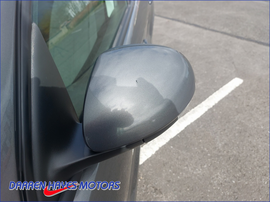 2012 Volkswagen Tiguan - image 24