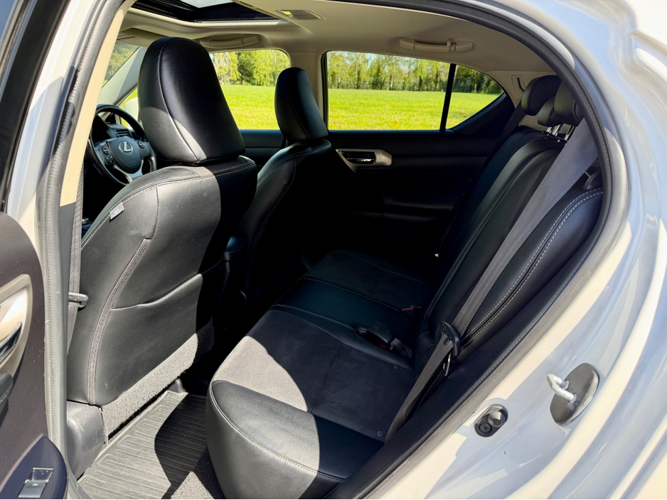 2016 Lexus CT 200 h - image 24