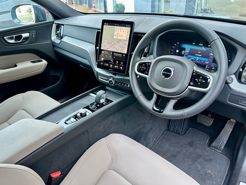2025 Volvo XC60 - image 18