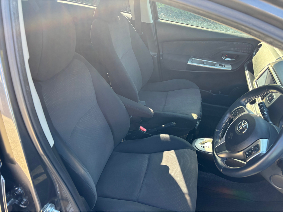 2014 Toyota Vitz - image 4