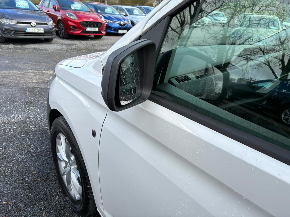 2023 Volkswagen Caddy - image 15