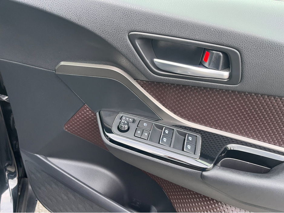 2016 Toyota C-HR - image 13