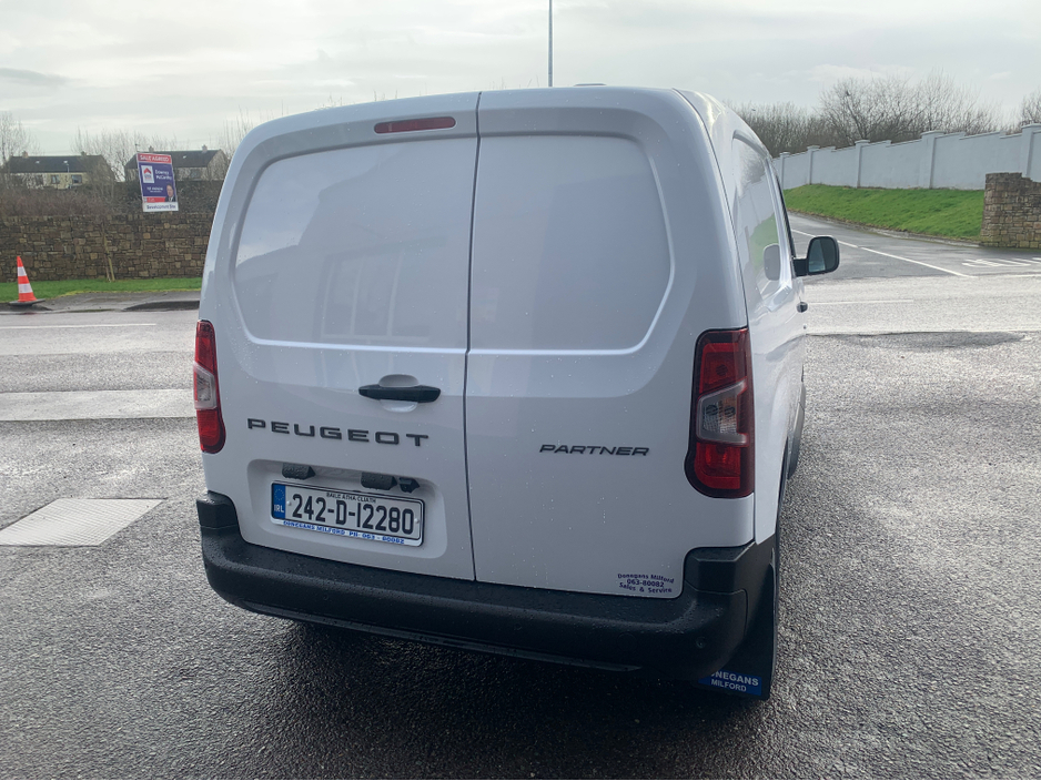 2024 Peugeot Partner PRO PLUS 1.5 HDI 100 1 €24,000