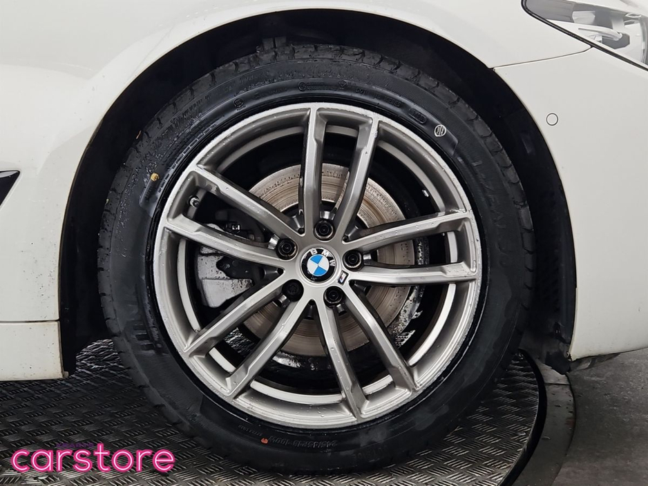 2020 BMW 5 Series - image 14