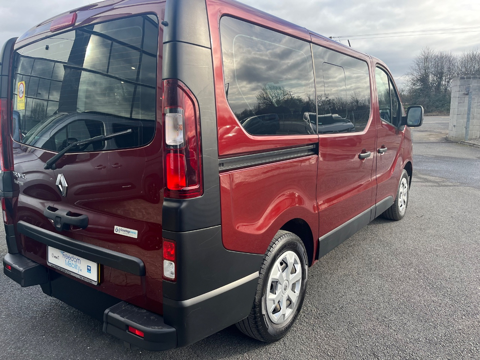 2023 Renault Trafic Passenger - image 5