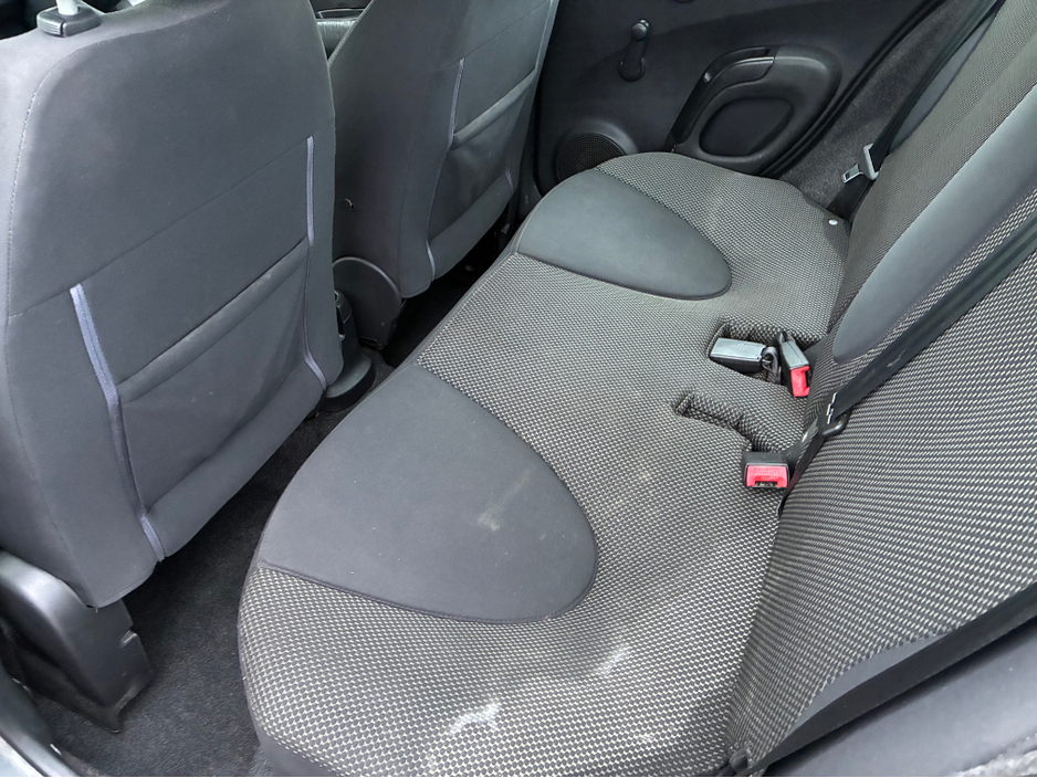 2010 Nissan Micra - image 10