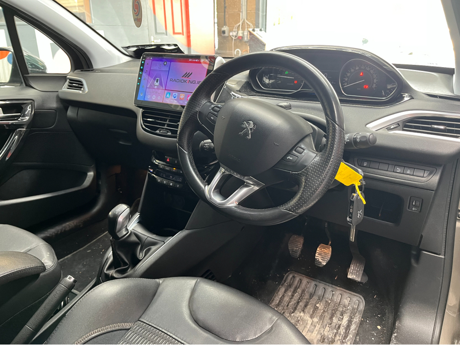 2015 Peugeot 208 - image 8