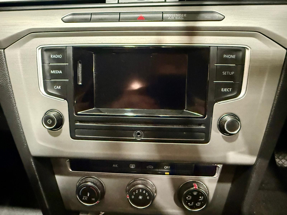 2016 Volkswagen Passat - image 16