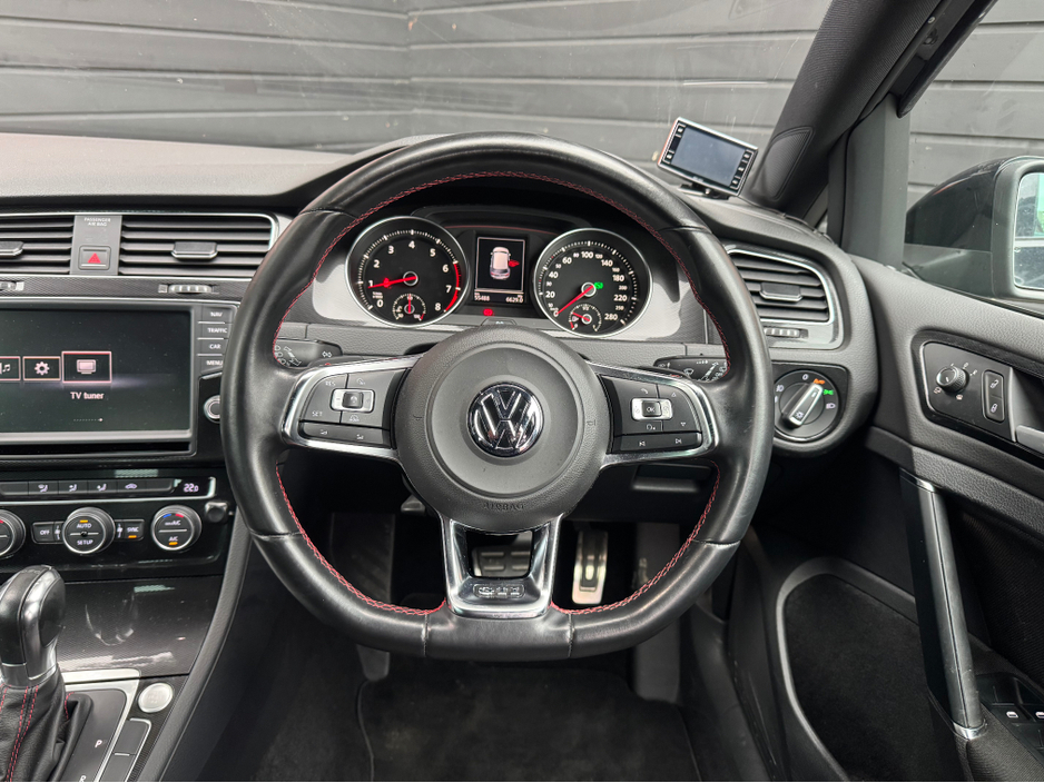 2014 Volkswagen Golf - image 9