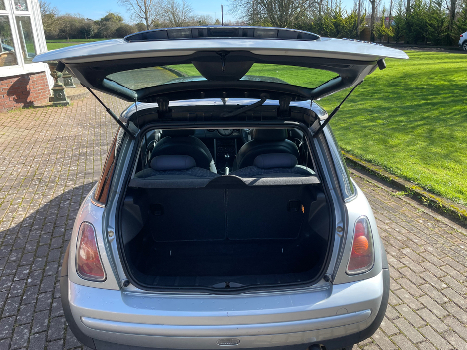 2004 MINI Hatch - image 6