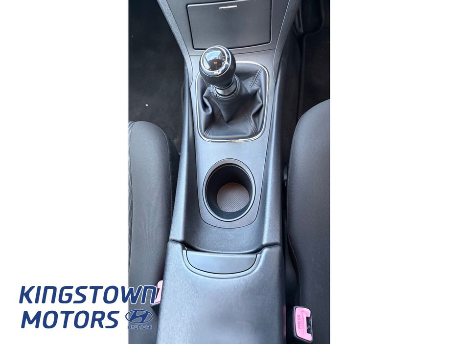 2010 Toyota Avensis - image 14