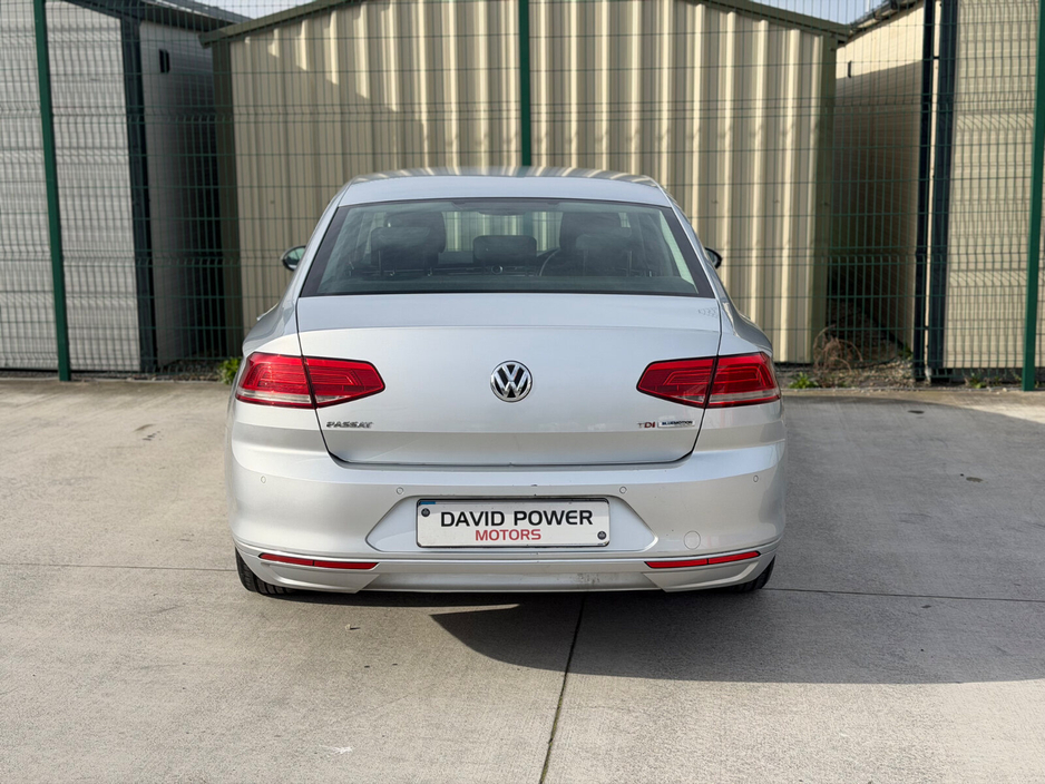 2015 Volkswagen Passat - image 5