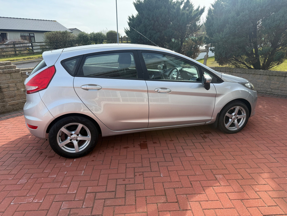 2012 Ford Fiesta - image 11