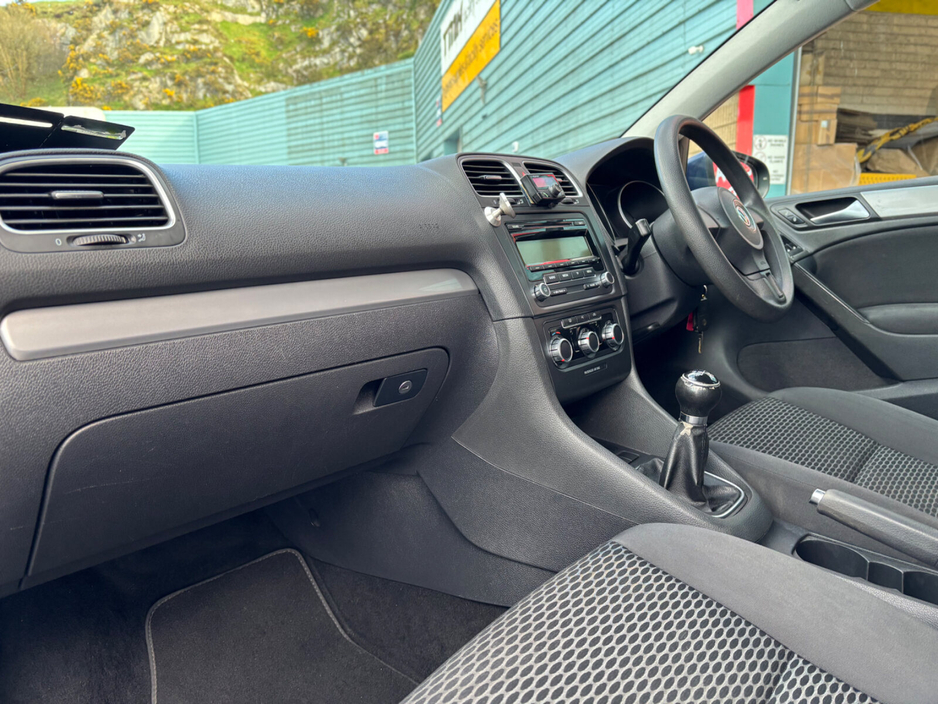 2010 Volkswagen Golf - image 8