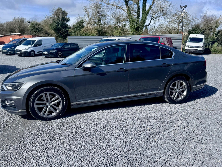 2016 Volkswagen Passat - image 3