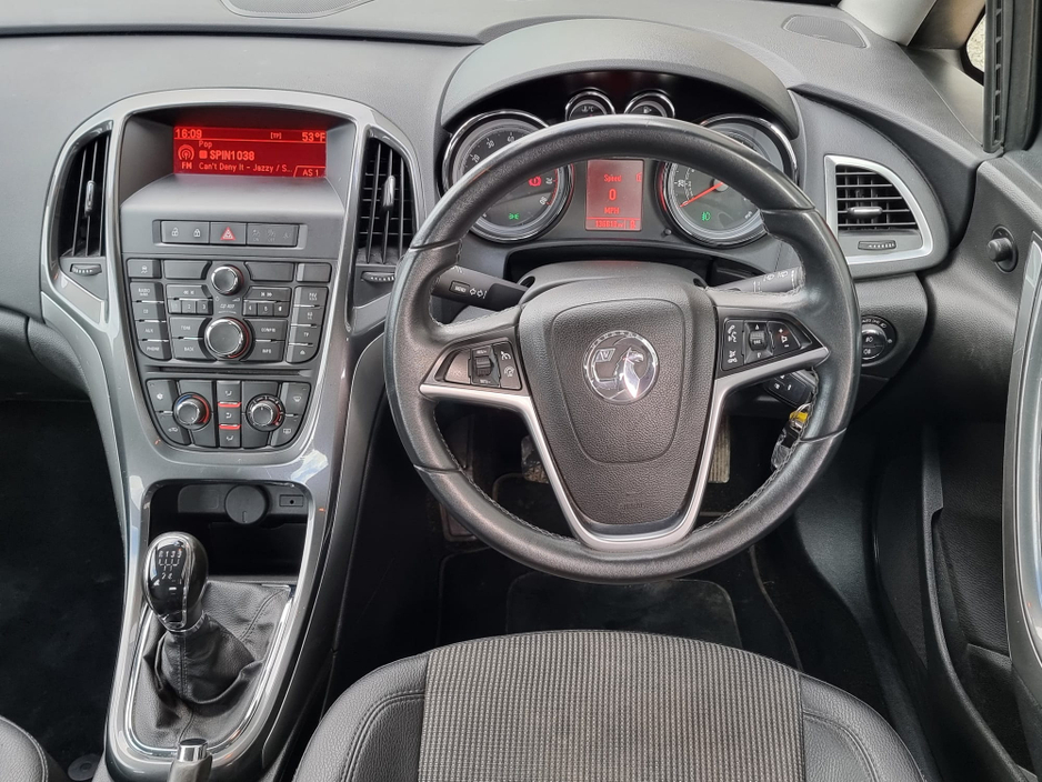 2013 Opel Astra - image 19