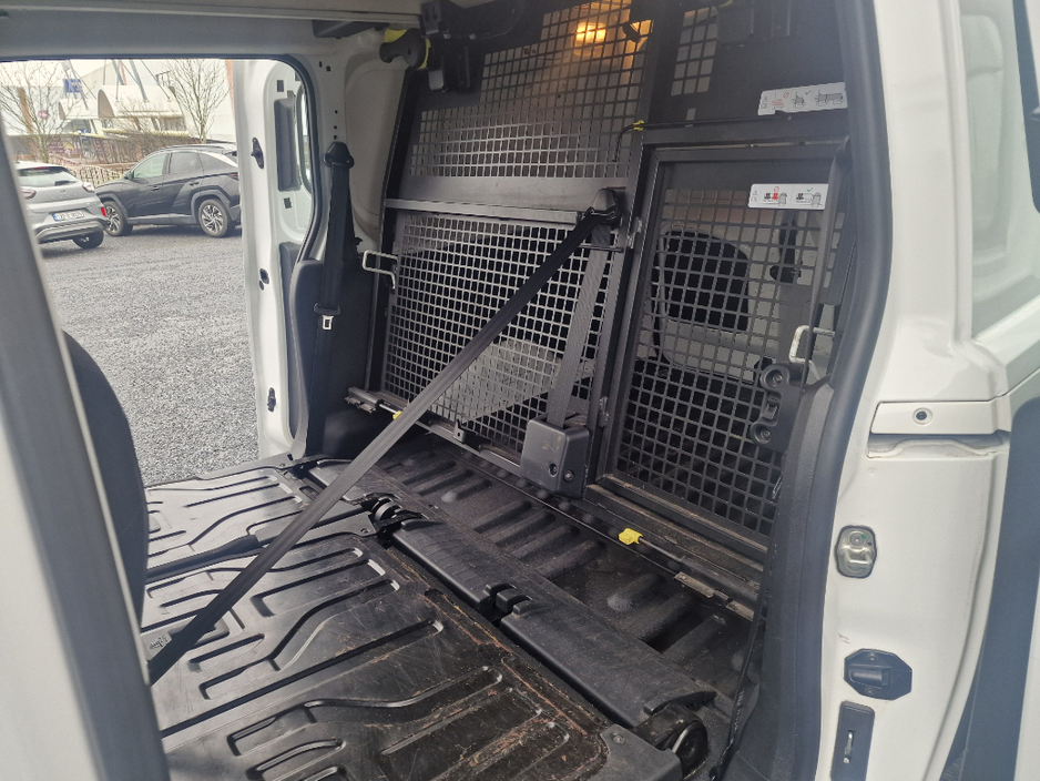 2020 Peugeot Partner - image 16