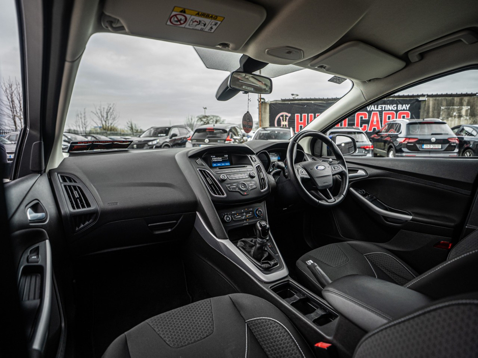 2016 Ford Focus - image 9