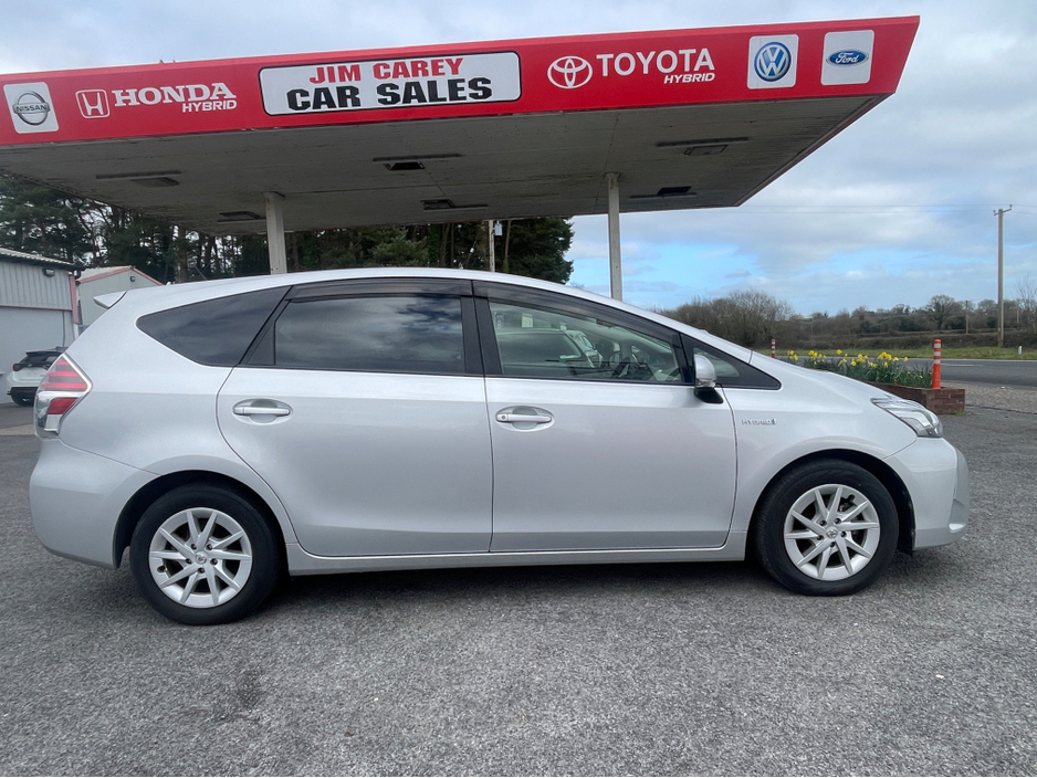 2015 Toyota Prius Alpha - image 8