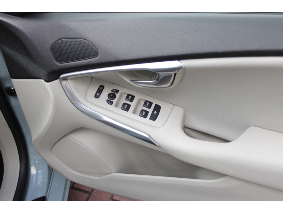 2017 Volvo V40 - image 10