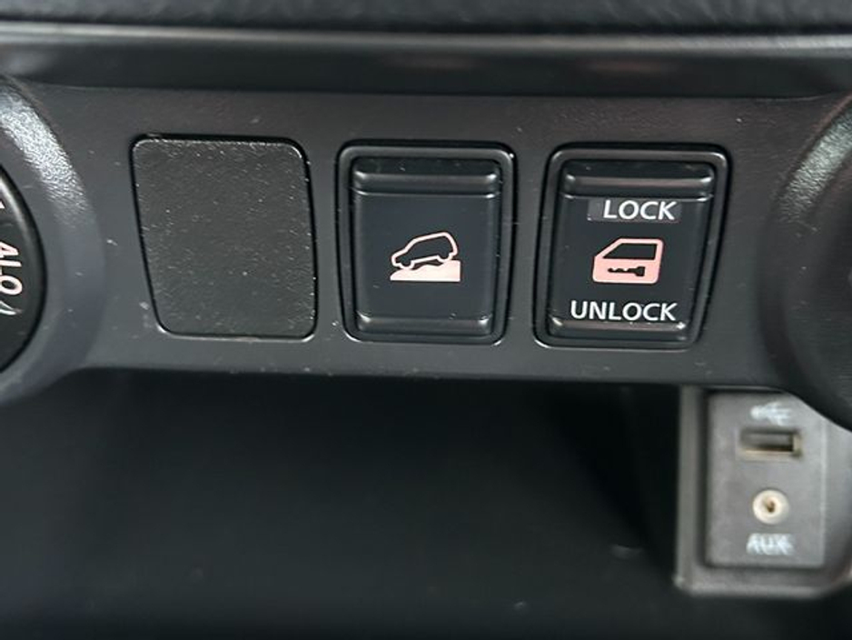 2017 Nissan Navara - image 24