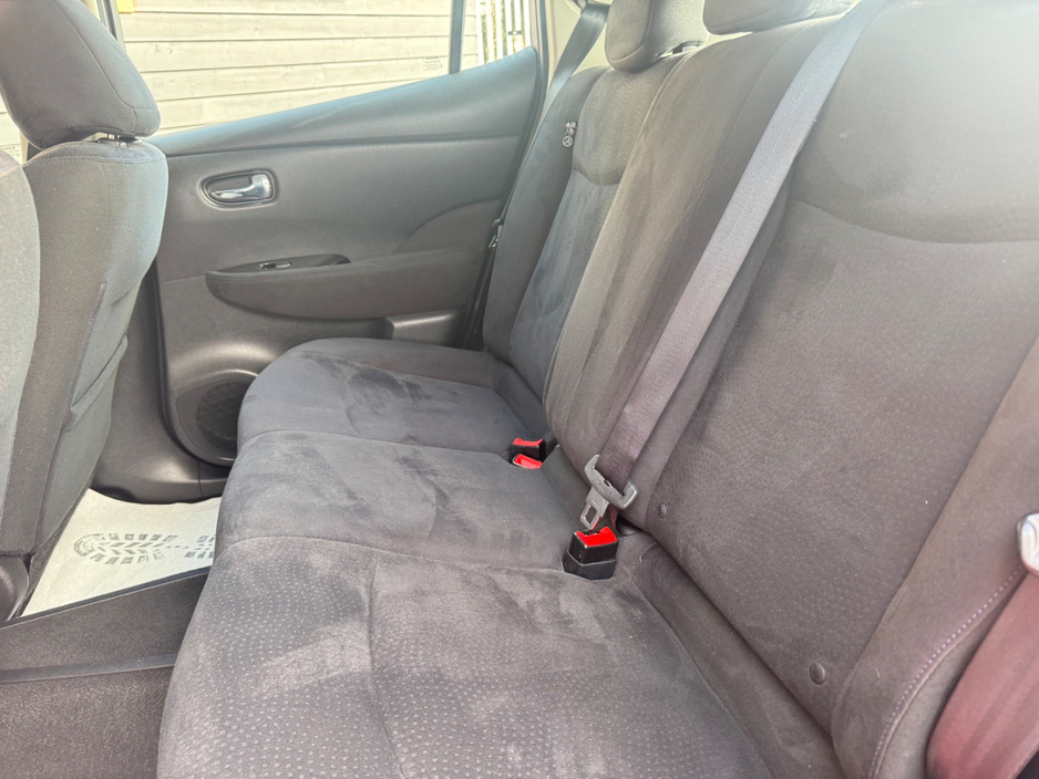 2017 Nissan Leaf - image 13