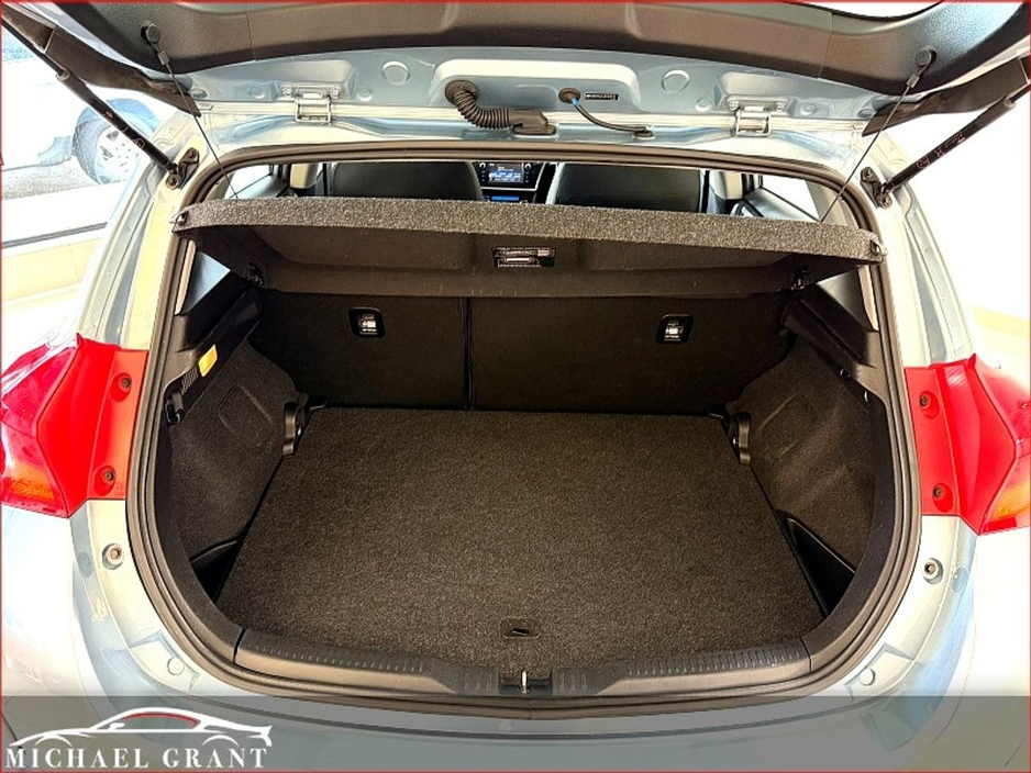 2014 Toyota Auris - image 19