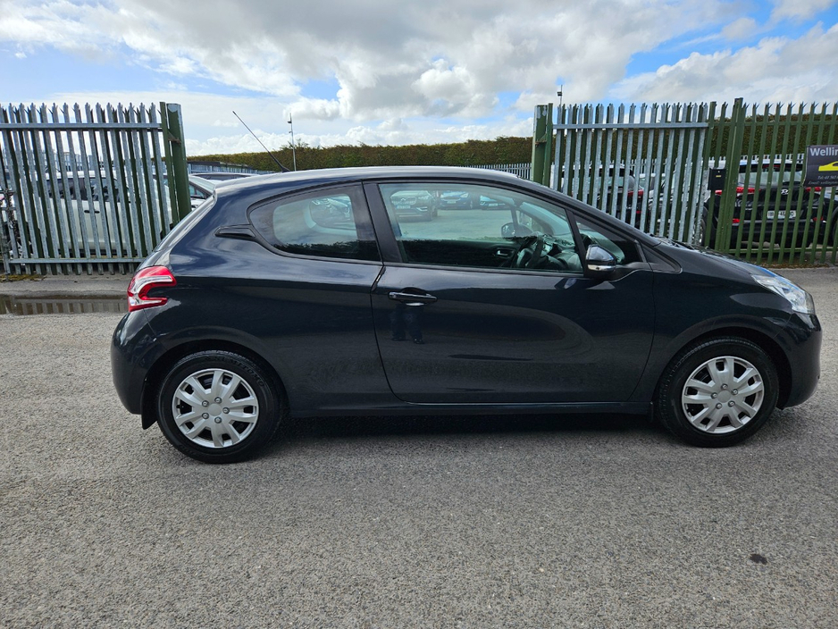 2015 Peugeot 208 - image 5