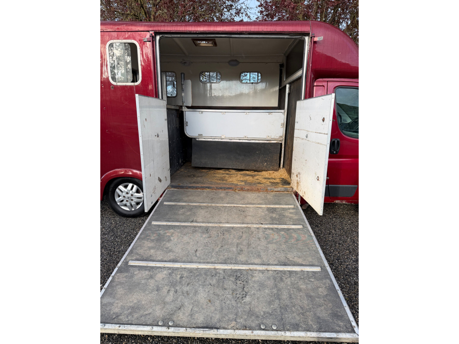 2010 Peugeot Boxer - image 10