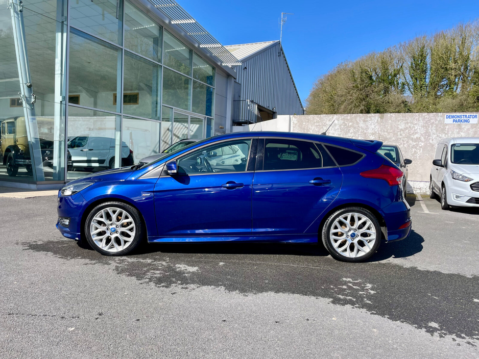 2017 Ford Focus - image 6