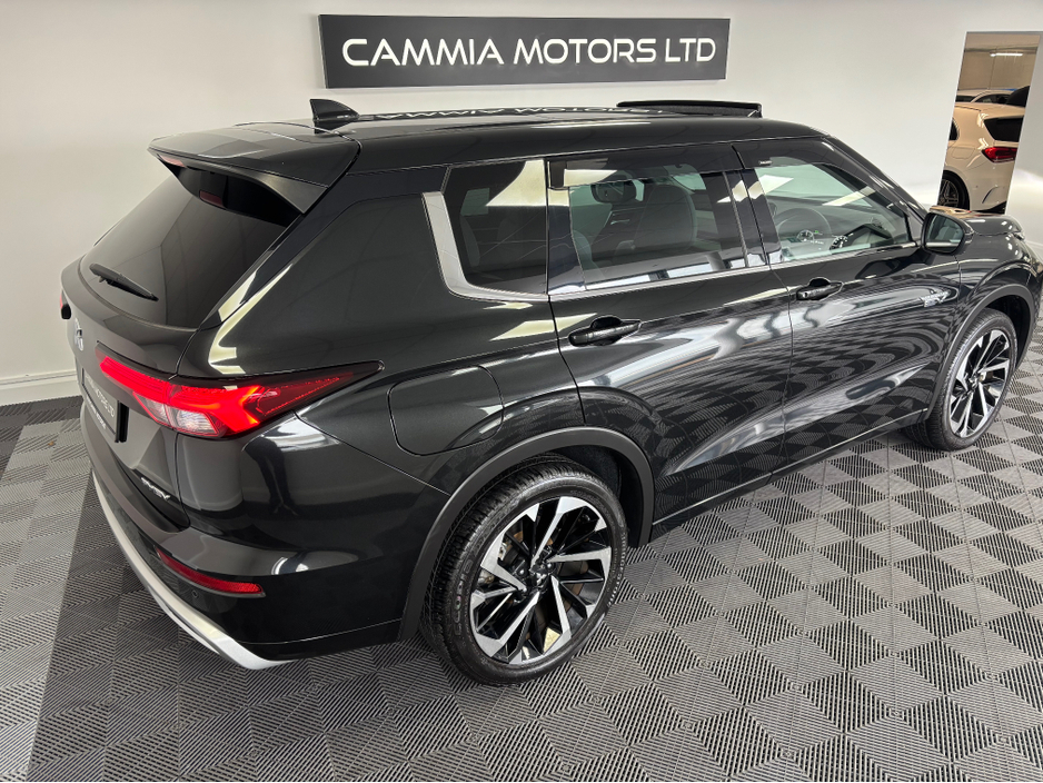 2022 Mitsubishi Outlander - image 5