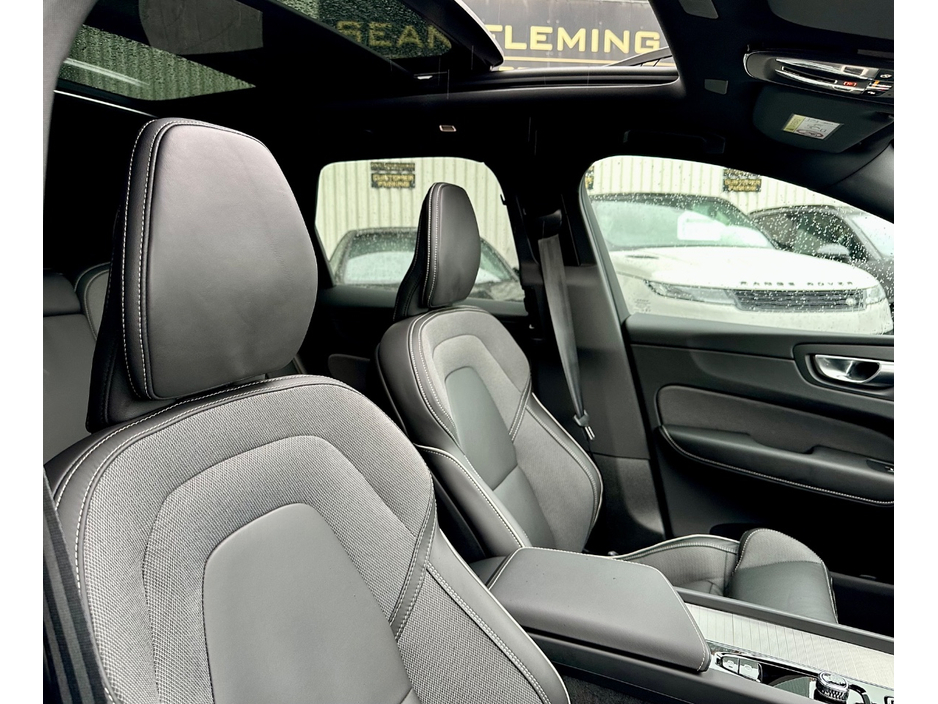 2025 Volvo XC60 - image 6