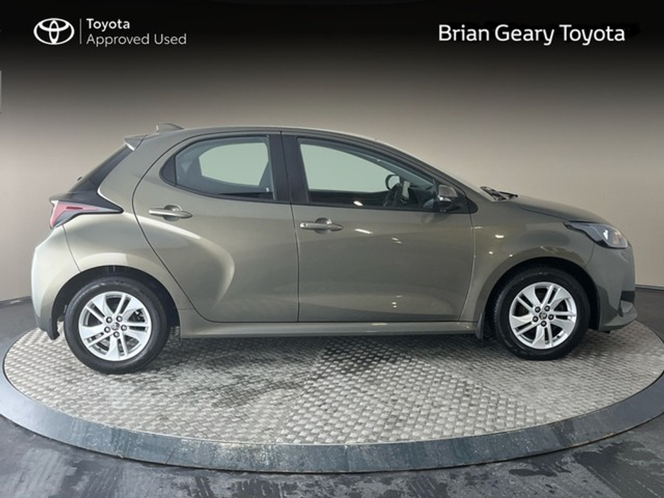 2021 Toyota Yaris - image 3