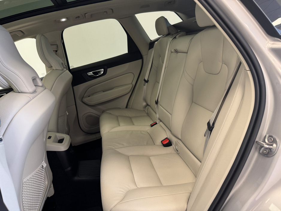 2022 Volvo XC60 - image 7
