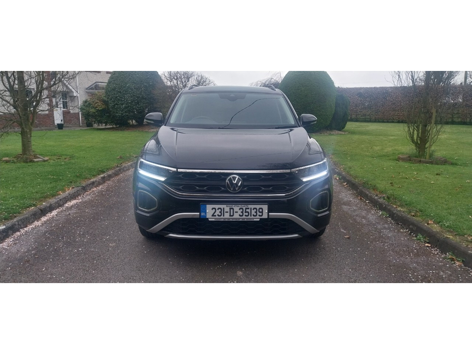 2023 Volkswagen T-Roc - image 3