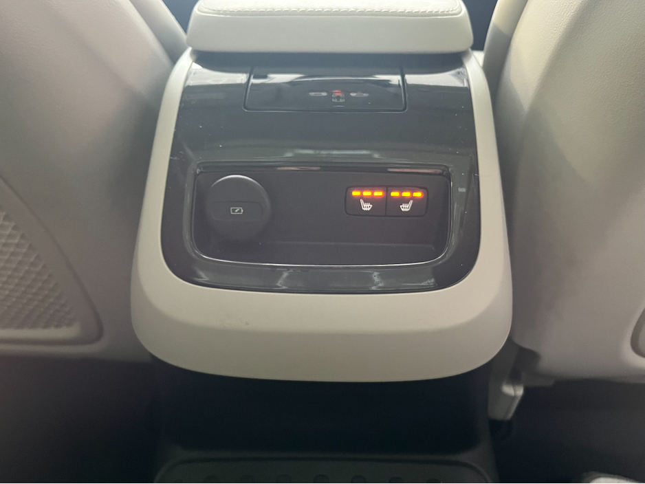 2024 Volvo V60 - image 16