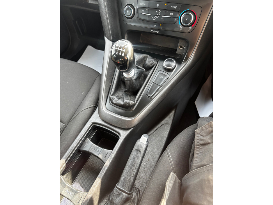 2015 Ford Focus - image 13