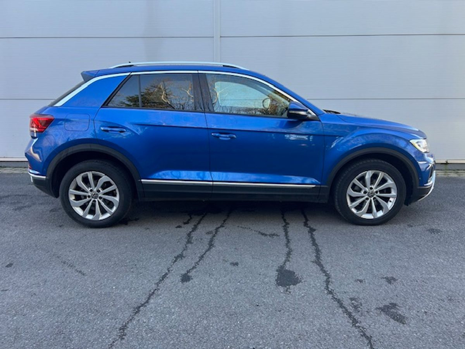 2023 Volkswagen T-Roc - image 2