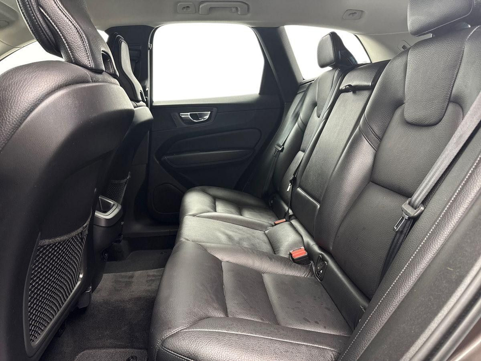 2022 Volvo XC60 - image 10