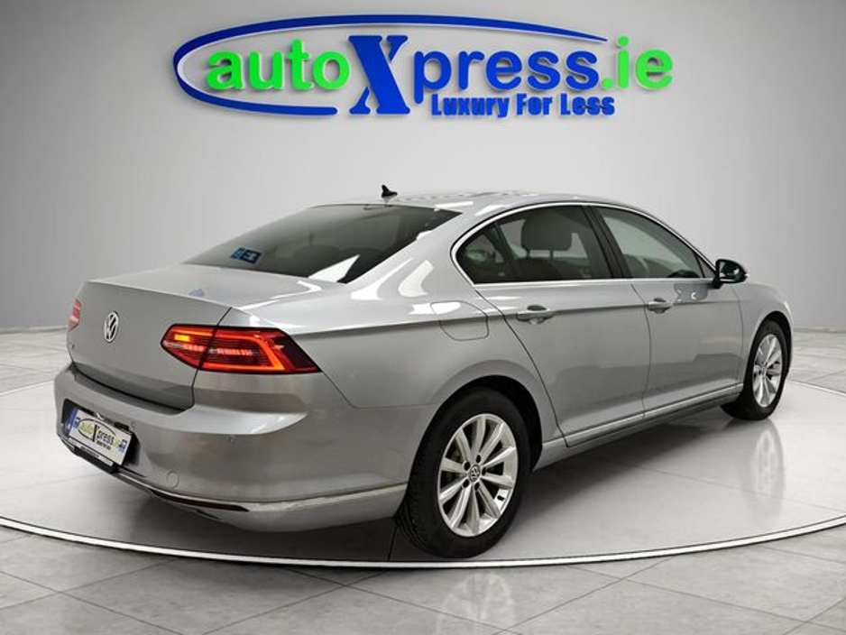 2018 Volkswagen Passat - image 9