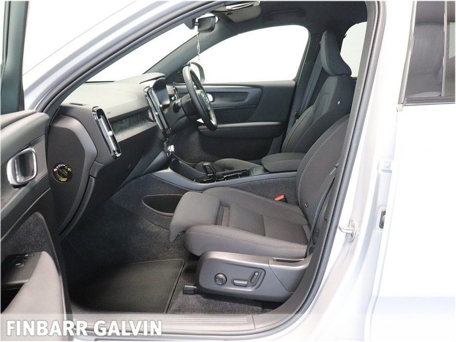 2025 Volvo XC40 - image 10