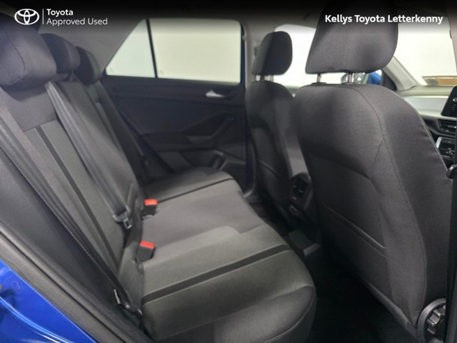 2022 Volkswagen T-Roc - image 11